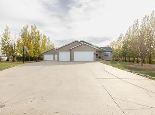 5501 Woodrow Dr, Bismarck, ND 58504
