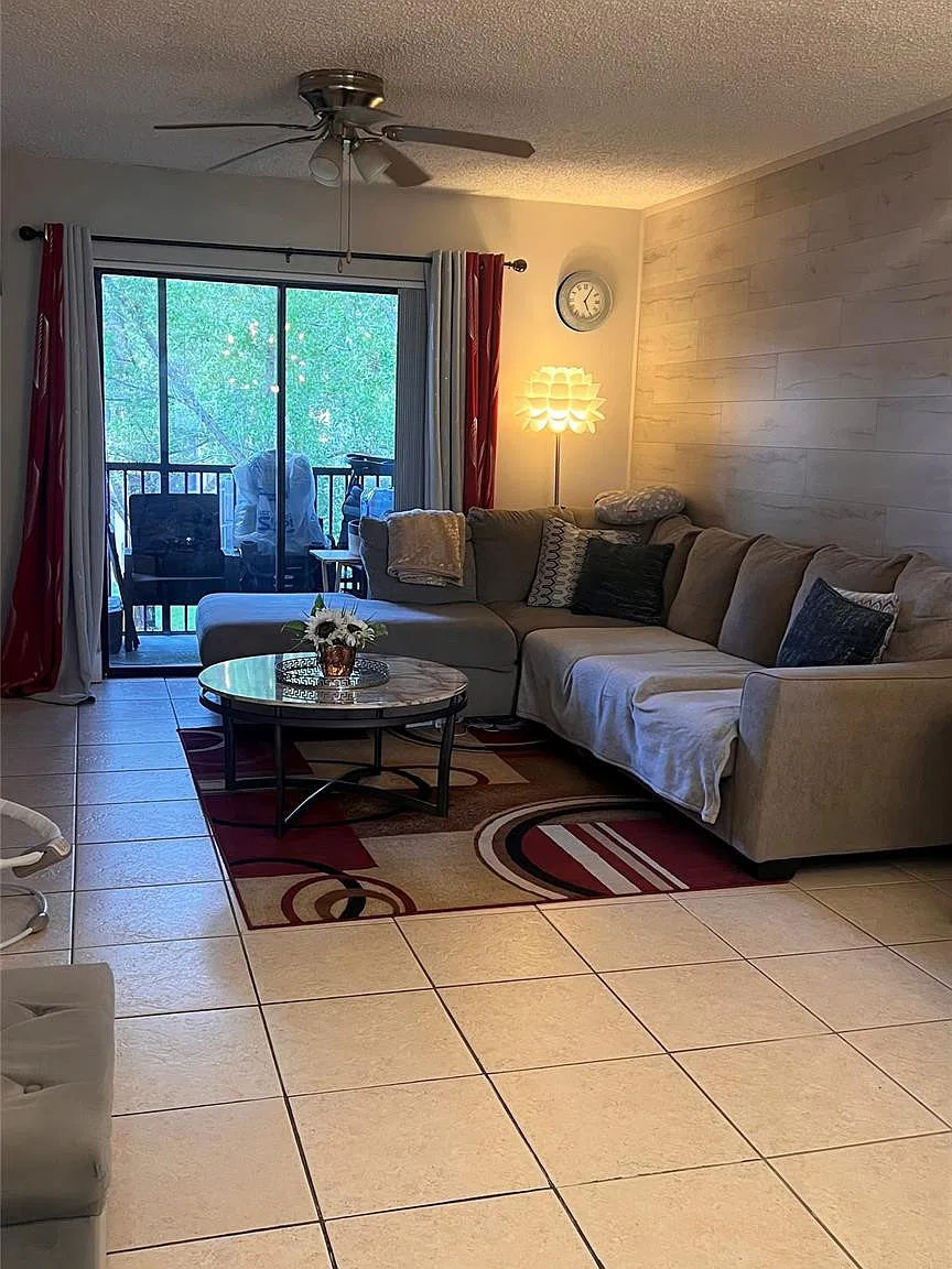 2 bed, 2.0 bath, 806 sqft, $2,300 — Photo 2