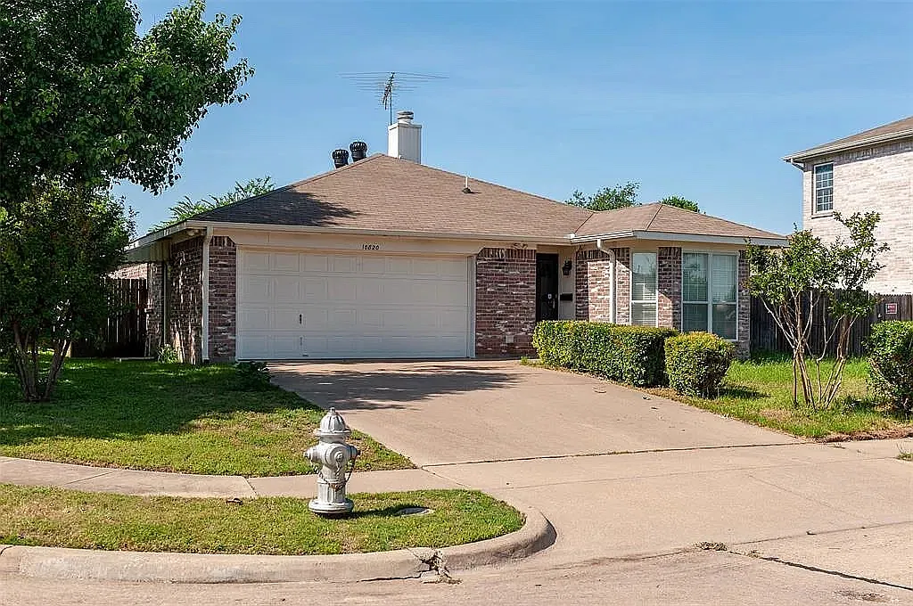 3 bed, 1334 sqft, $1,900 — Photo 2