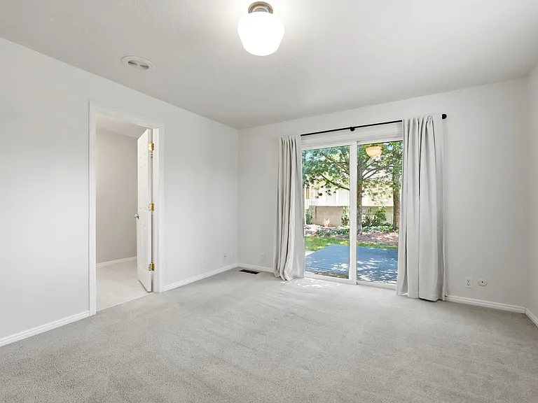 2480 Eastbourne Dr — Photo 20