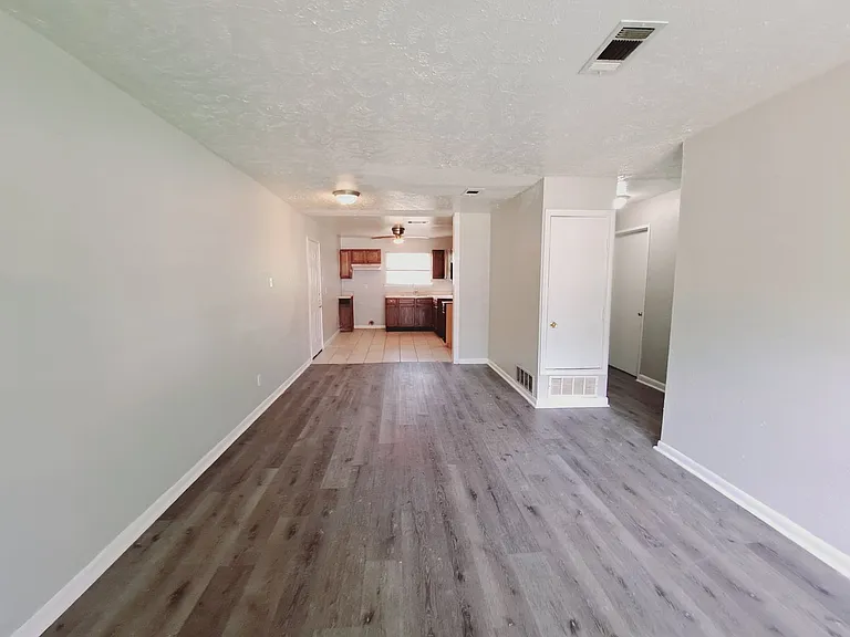 3831 Castle Hills Dr — Photo 3