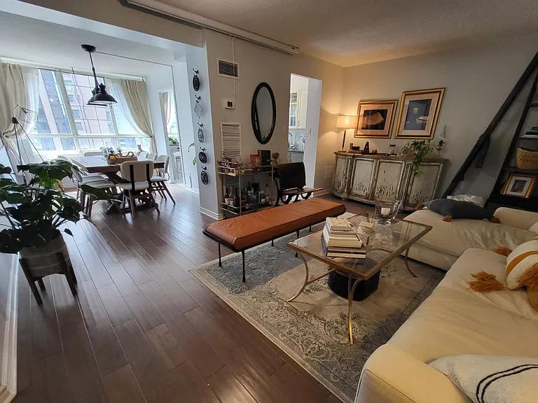 633 Bay St #1013 — Photo 1