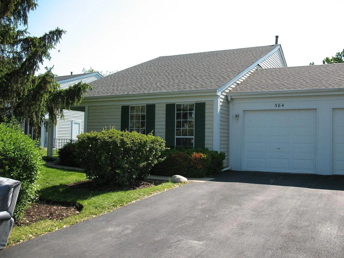 584 Westminster Cir photo 1