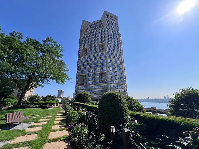 7004 Boulevard East #29D
