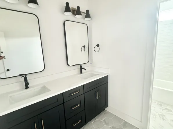 1084 Pine Creek Dr, Arrington, TN 37014