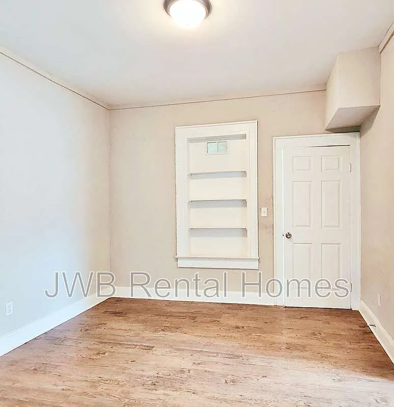 Brentwood — Photo 4