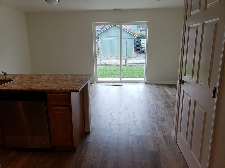 657 SE 8th St — Photo 5