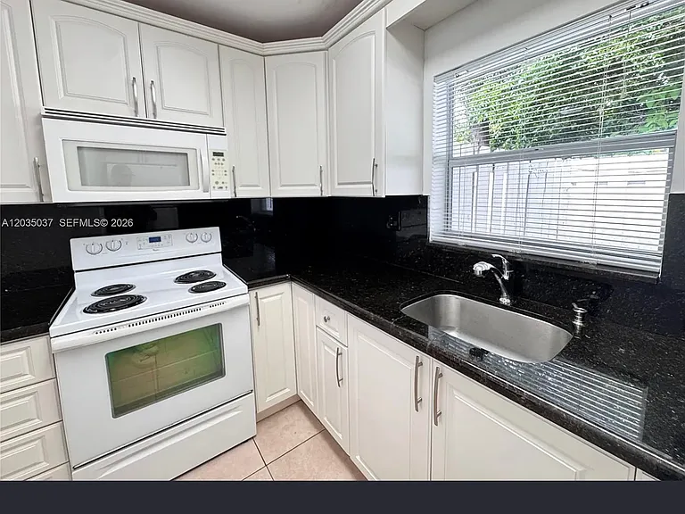 1801 NE 25th Ave #2 — Photo 1