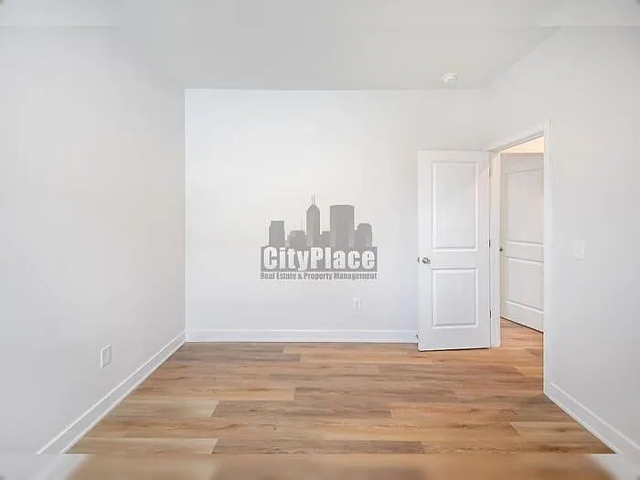 1135 W 21st St — Photo 15
