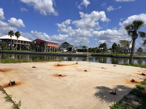 26 9th St, Horseshoe Beach, FL 32648