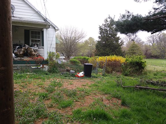 Parcially unfenced front parking