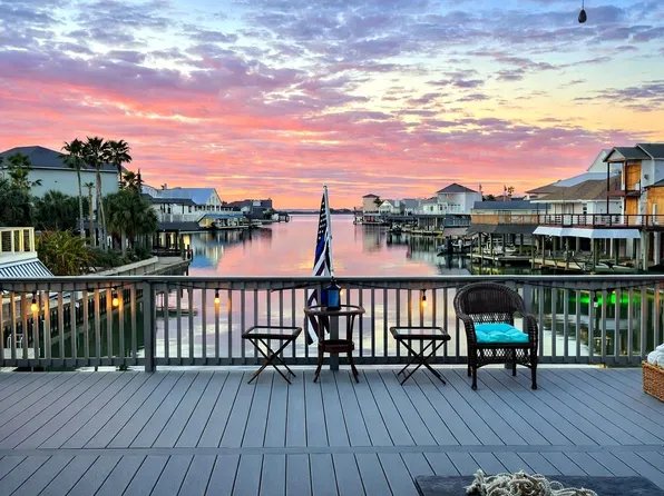 1507 Tiki Dr, Tiki Island, TX 77554