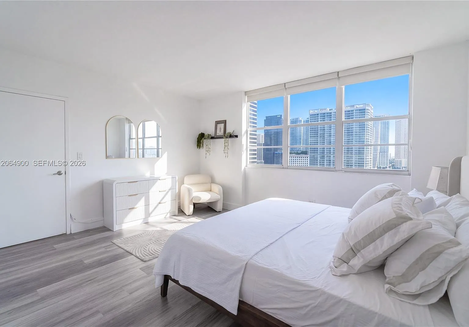 2 bed, 990 sqft, $3,790 — Photo 3