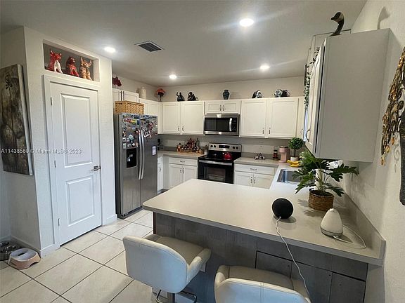 3rd image of 318 NE 5th Pl #318