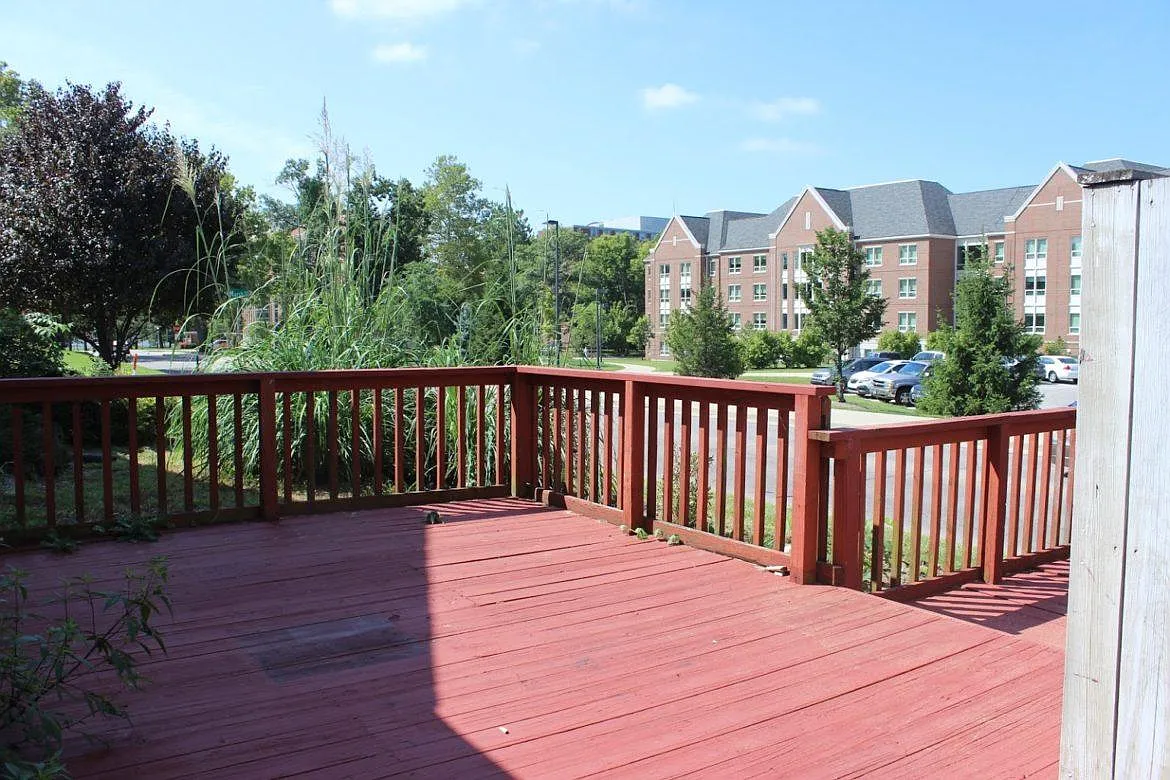 3 bed, 880 sqft, $1,200 — Photo 2