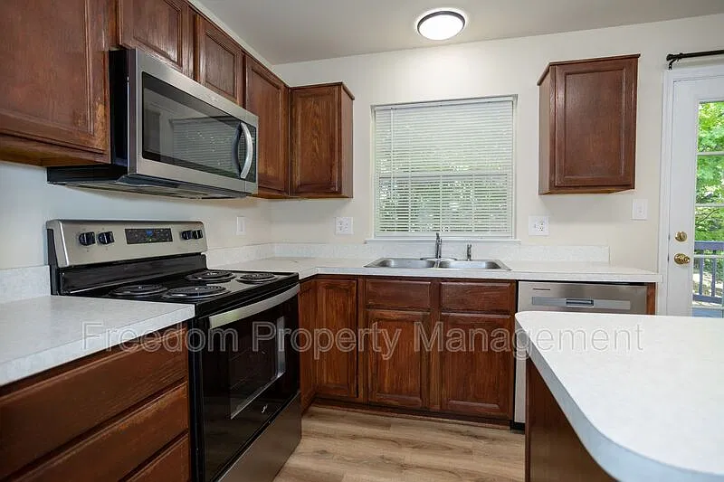 3 bed, 2.5 bath, 1478 sqft, $2,642 — Photo 3