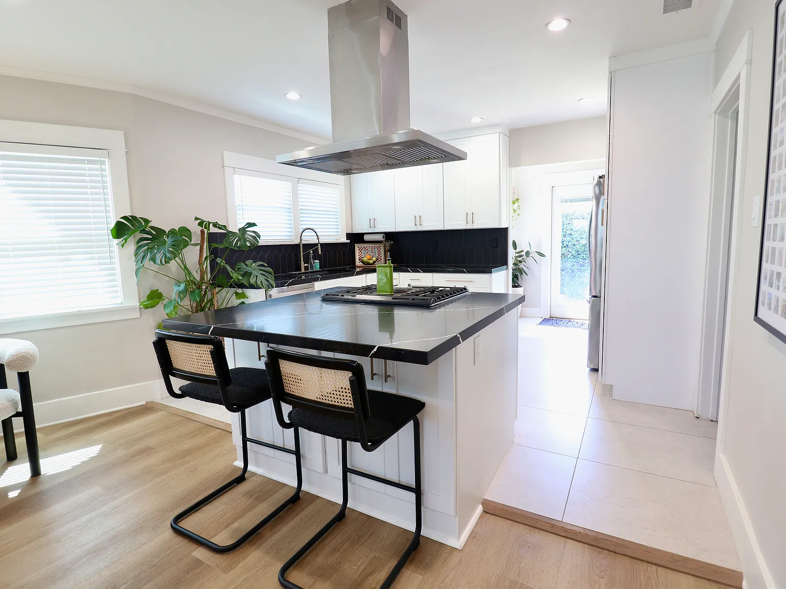 2 bed, 1024 sqft, $4,995 — Photo 3