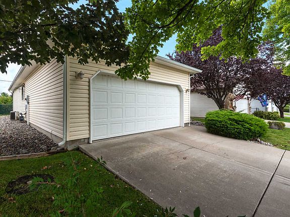 2nd image of 1255 W Woodlawn Dr