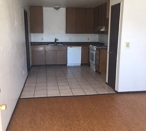 Entrance and Kitchen. Refrigerator 