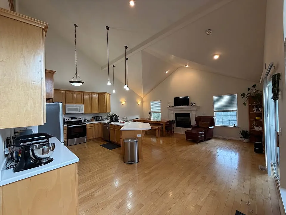 4 bed, 3.5 bath, 3200 sqft, $2,595 — Photo 2