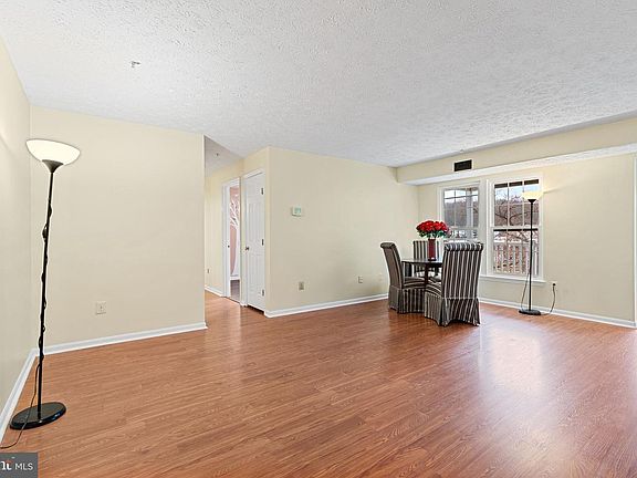 3rd image of 909F Woodbridge Ct #909-F