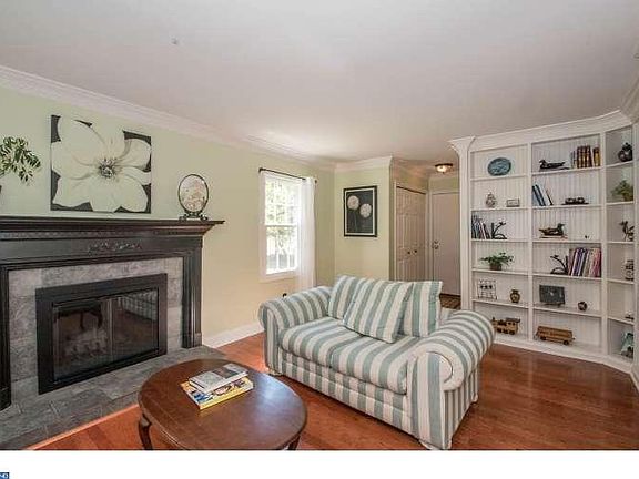 3rd image of 29 Farmingdale Ln