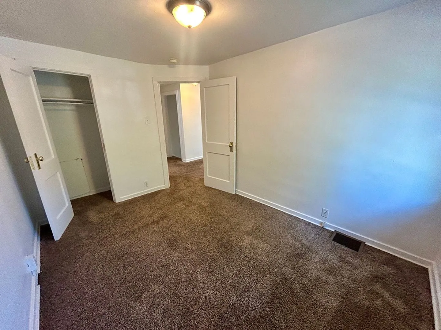 Spacious 3 Bedroom Townhome — Photo 4