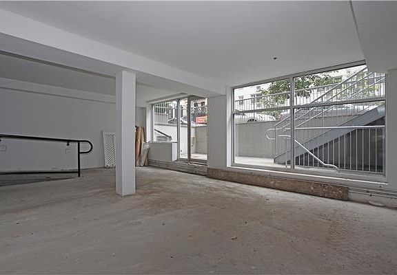 5th image of 215 E 81st St