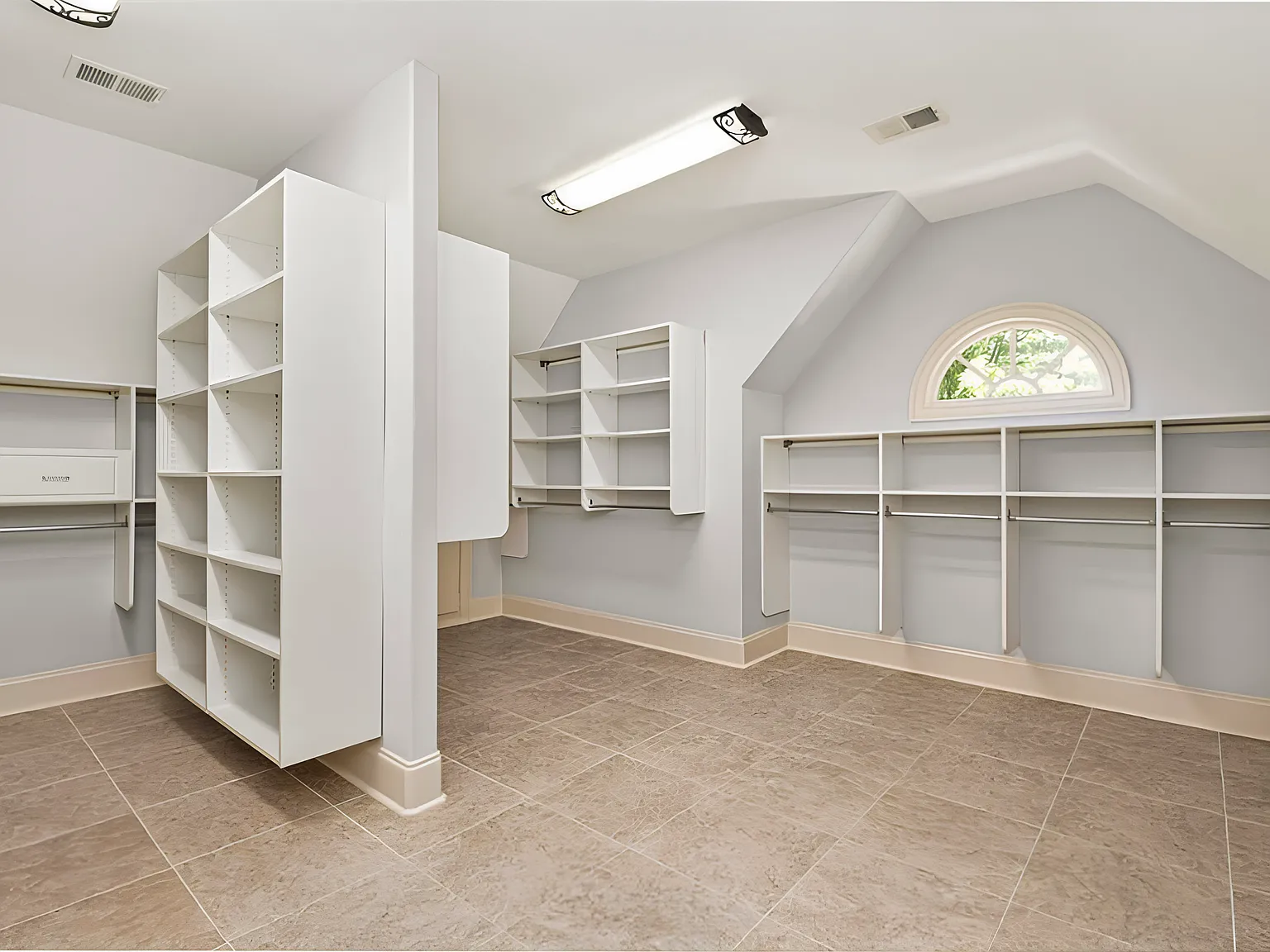 4 bed, 6.5 bath, 7200 sqft, $2,594 — Photo 3