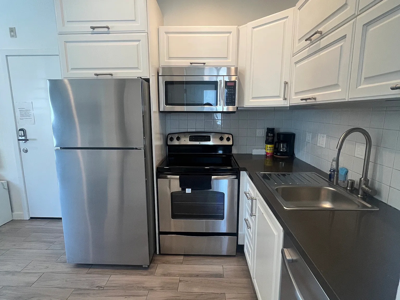 Studio, 600 sqft, $3,900 — Photo 3