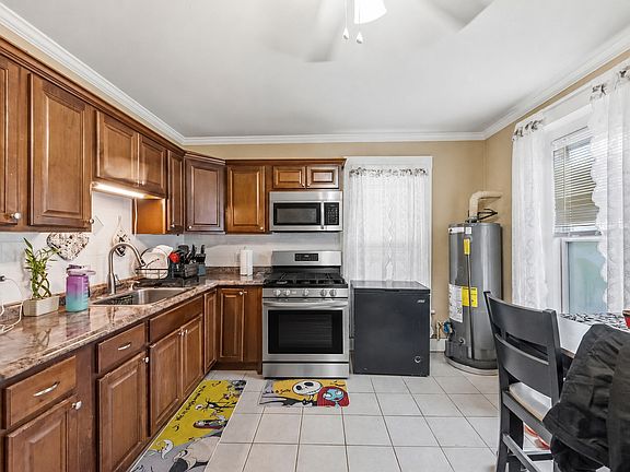 3rd image of 13 Wall St APT 1