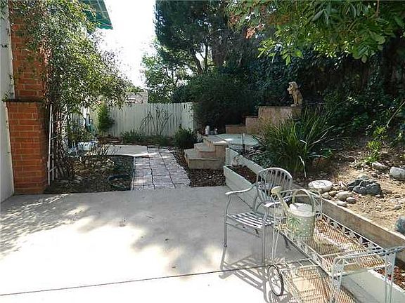 4th image of 9964 Courtyard Dr
