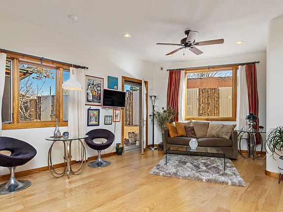 5th image of 810 1/2 W Manhattan Ave