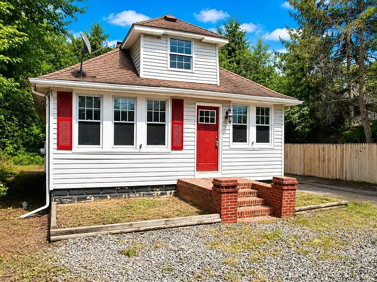 316 Pitney Rd — Photo 3