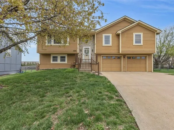 1606 W Pelham Path, Raymore, MO 64083