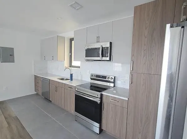 456 Blake Avenue image 1 of 7