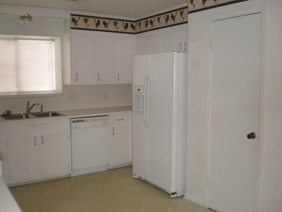 3rd image of 2830 Windsor Ln