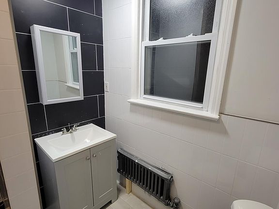 3rd image of 549 20th St Floor 1