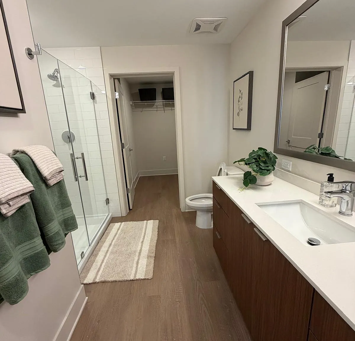 1 bed, 1.0 bath, 698 sqft, $2,367 — Photo 3