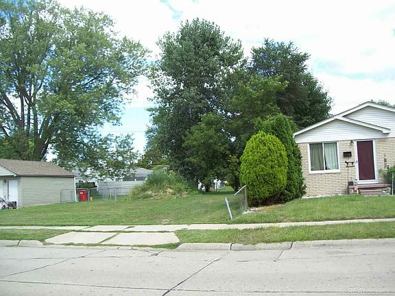 4th image of 27220 Pinewood St