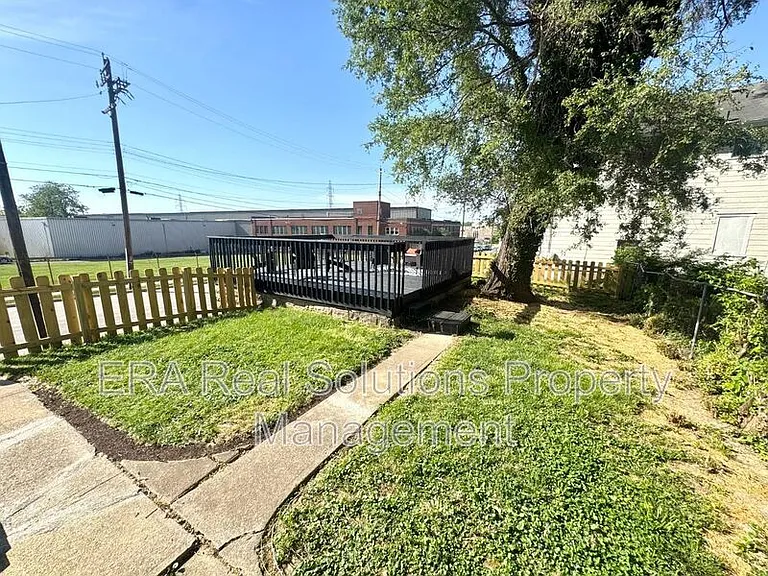 1600 Brewster Ave — Photo 26