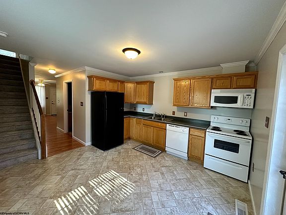 5th image of 130 Putnam St
