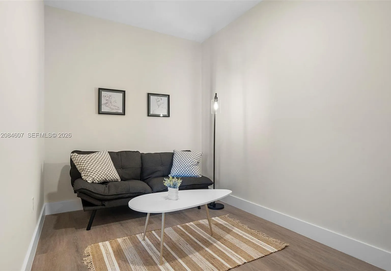 Aesthetic Apartments Condo — Photo 2