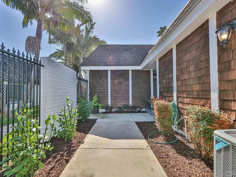 79 Half Moon Bnd — Photo 2