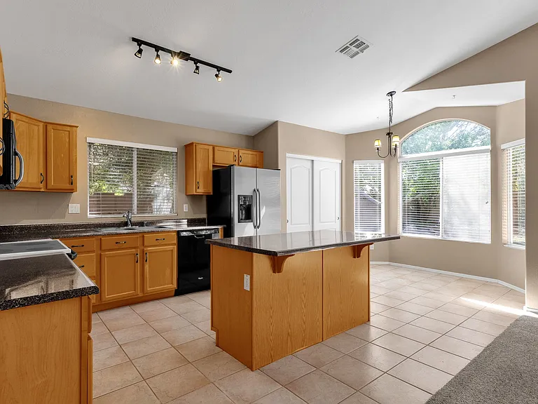 647 W Fremont Dr — Photo 20