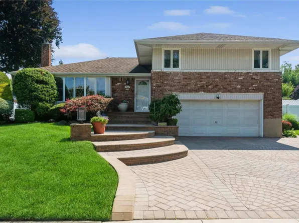 858 Berkshire Drive, Westbury, NY 11590