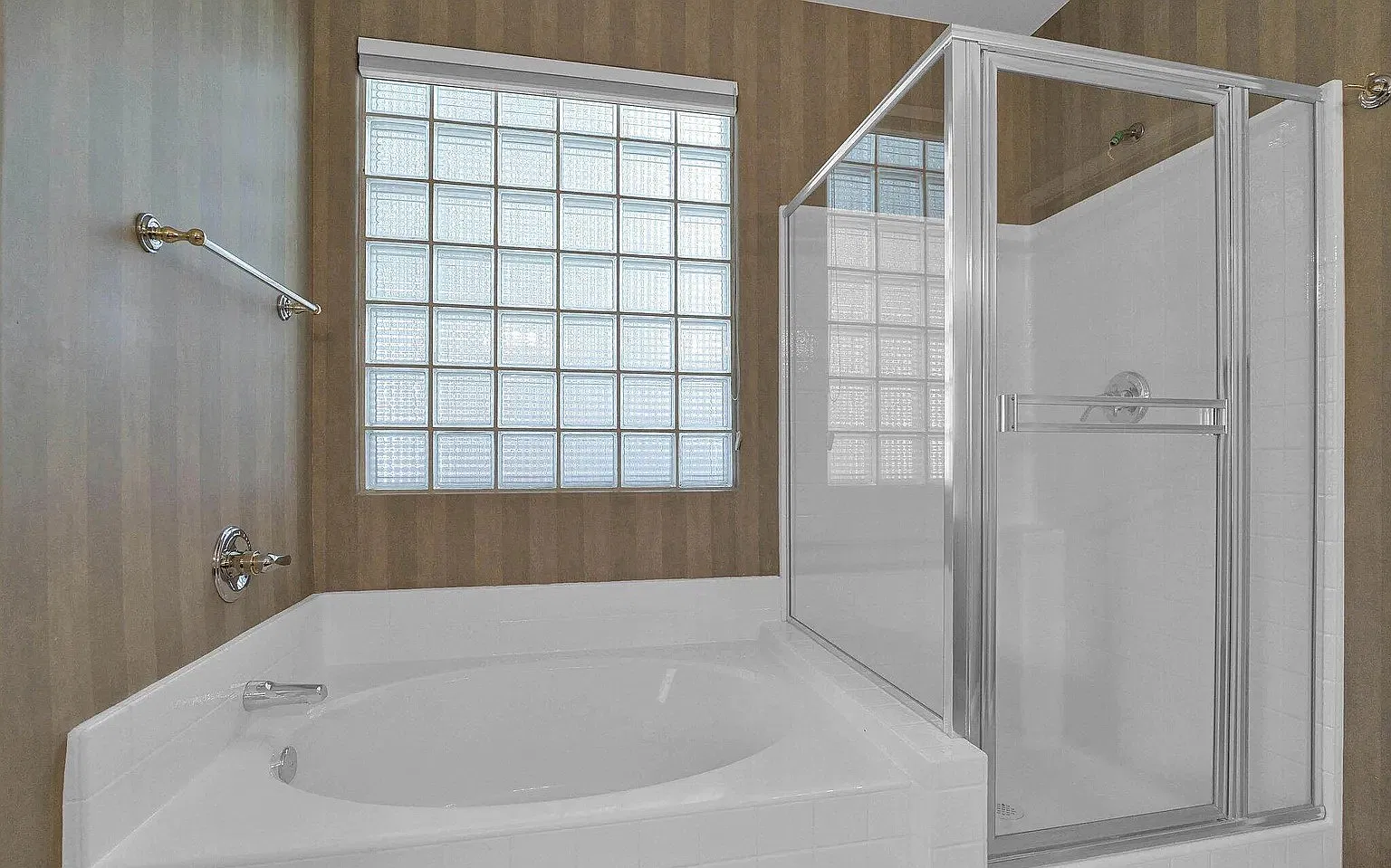 3 bed, 2284 sqft, $2,300 — Photo 4