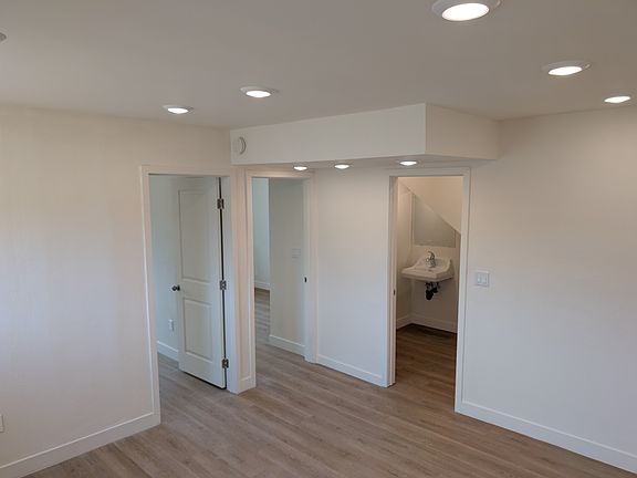 3rd image of 13160 Victory Blvd #222