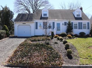 24 Canterbury Ln, Colonia, NJ 07067