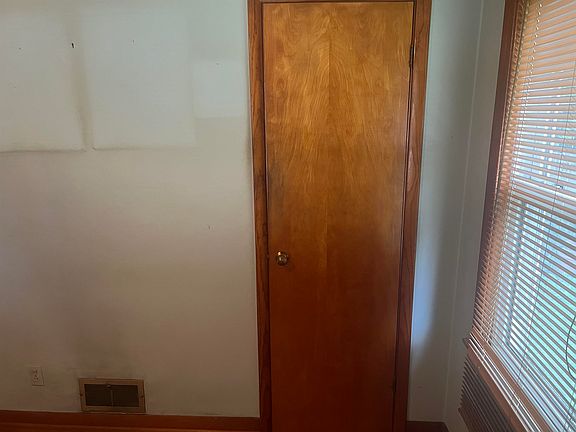 3rd image of 309 E Greenview Ave